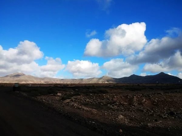 Shot of a desert and mountains in the distance in Fuerteventura, Ισπανία — Φωτογραφία Αρχείου