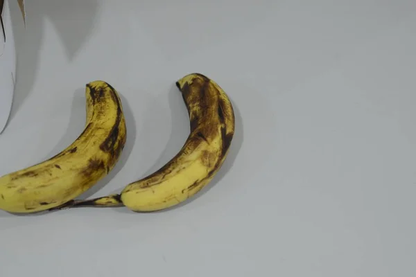 Eine Draufsicht Auf Zwei Reife Bananen Auf Der Weißen Oberfläche — Stockfoto