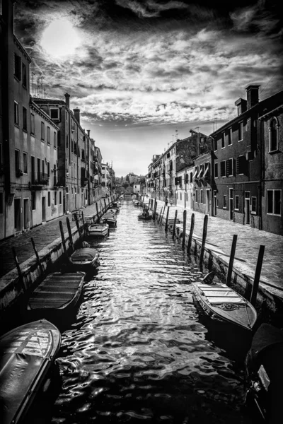 Vue verticale de bateaux sur une rivière entre les bâtiments en Italie — Photo
