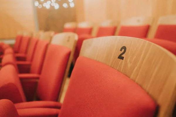 Scatti di messa a fuoco selettiva di sedili in legno nel teatro — Foto Stock