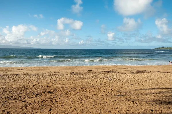 Bella spiaggia di sabbia con mare blu e cielo — Foto Stock