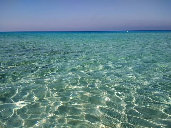 Bovenaanzicht van het wateroppervlak in Formentera, Spanje — Stockfoto