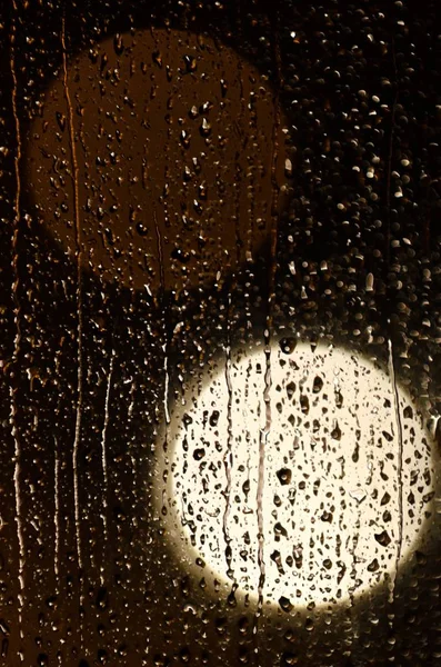 Gece penceredeki yağmur damlalarının güzel bir görüntüsü - arka plan için mükemmel — Stok fotoğraf