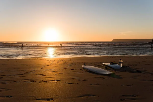 Tiro Bonito Duas Pranchas Surf Costa Com Sol Brilhando Fundo — Fotografia de Stock