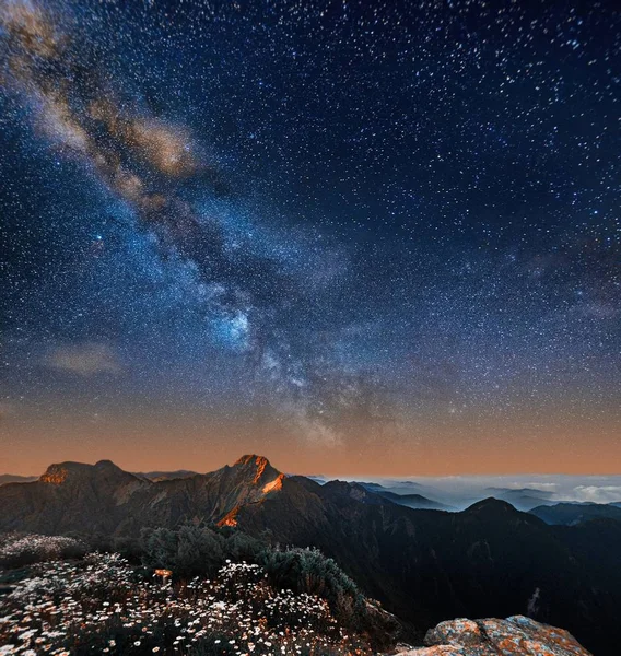 North Peak a obloha s mnoha hvězdami na Tchaj-wanu — Stock fotografie