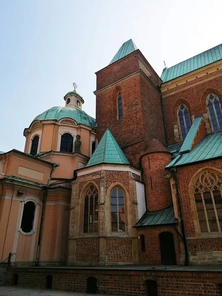 Foto vertical de la cúpula y un muro de ladrillo de la Catedral de San Juan Bautista en la Polonia de Wrocław. —  Fotos de Stock