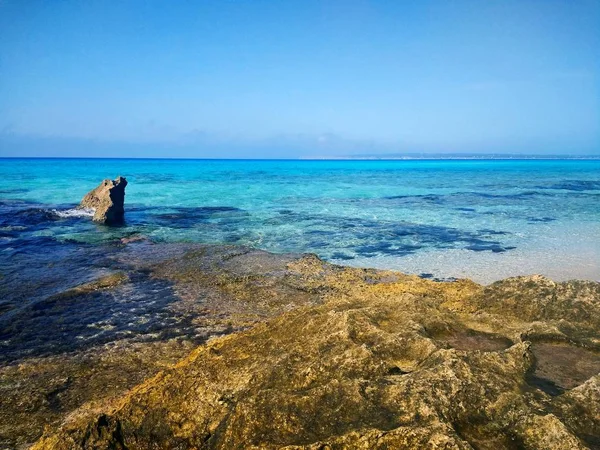 Prachtig shot van een rotsachtig strand in Formentera, Spanje — Stockfoto