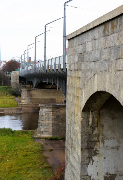 Tiro vertical da ponte sobre um rio com arcos nas paredes — Fotografia de Stock