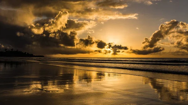 Tiro Bonito Praia Com Sol Brilhando Atrás Das Nuvens — Fotografia de Stock