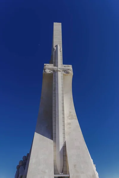 Spada sul Monumento delle Scoperte sotto la luce del sole e un cielo blu a Lisbona — Foto Stock