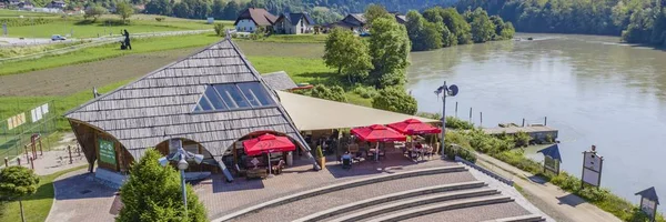 Luftaufnahme der Bar Mitnica mit einem See in der Nähe der Drau in der Stadt Muta in Slowenien — Stockfoto