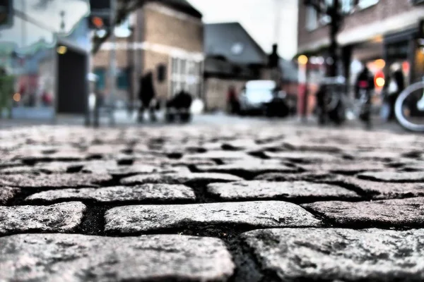 Foto en ángulo bajo de las baldosas de suelo y edificios rodeados de gente. — Foto de Stock