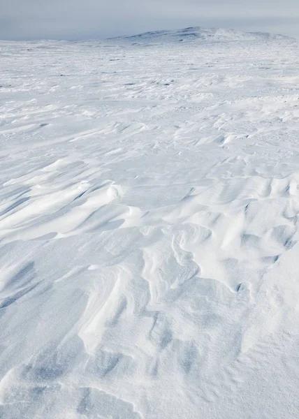 Verschneite Berglandschaft mit blauem Himmel — Stockfoto