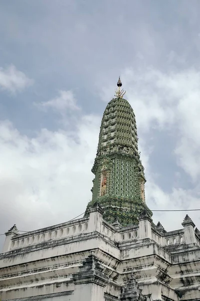 Baixo ângulo tiro de um belo templo na Tailândia — Fotografia de Stock