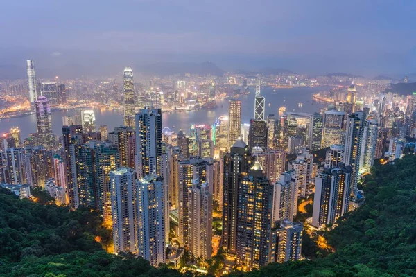 香港の青い曇り空の下で街の建物の美しいショット — ストック写真