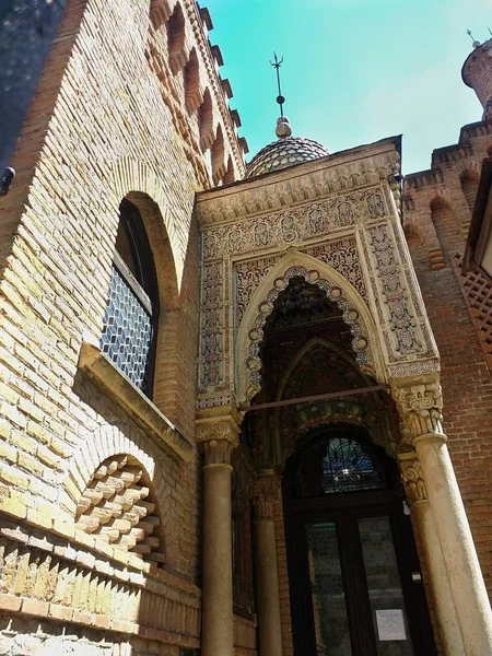 Scatto verticale dell'ingresso del palazzo Laredo ad Alcala, Spagna — Foto Stock