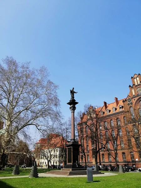 Vertikale Aufnahme einer Statue vor Wrocław, Metropolit in Polen — Stockfoto