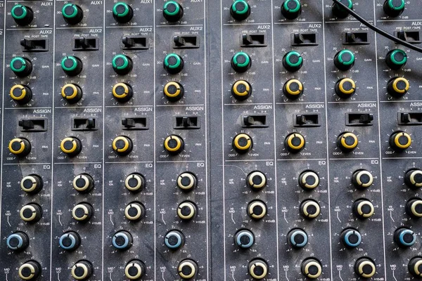 Een Close Shot Van Mixer Knoppen Met Verschillende Kleuren — Stockfoto