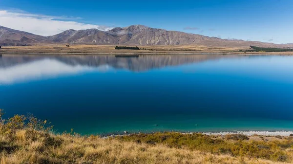 Belo Tiro Lago Com Montanhas Distância Sob Céu Azul — Fotografia de Stock