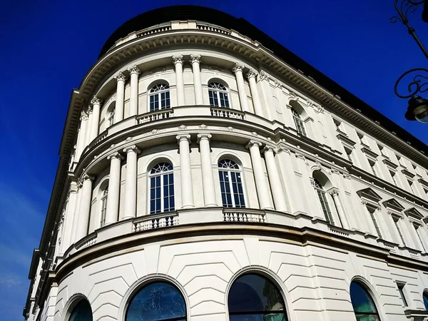 Hermoso Rodaje Edificio Blanco Forma Curva Varsovia Polonia — Foto de Stock