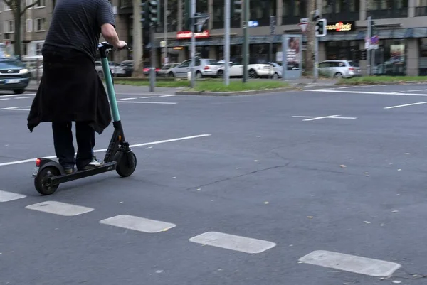 Dsseldorf Alemania 2019 2019 Dsseldorf Alemania Hombre Que Usa Uno —  Fotos de Stock