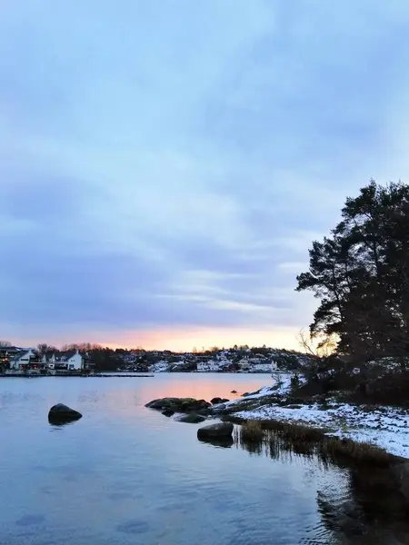 Mer Entourée Verdure Bâtiments Recouverts Neige Coucher Soleil Norvège — Photo