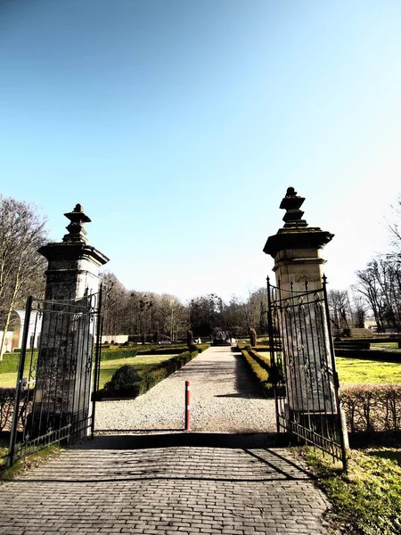 Ouverture diurne des portes d'entrée du parc — Photo