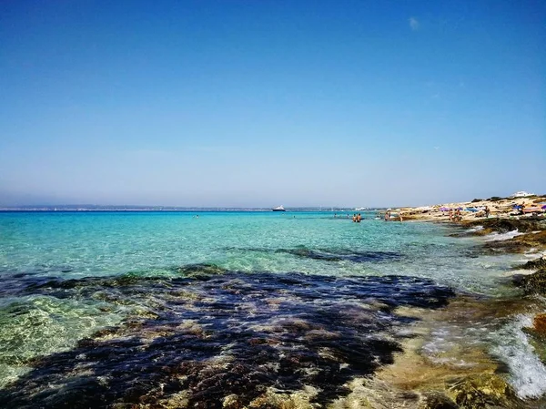 Piękny widok z plaży w Formentera, Hiszpania — Zdjęcie stockowe