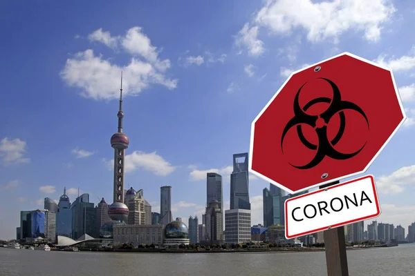 Сообщение с информацией о дорожном знаке Coronavirus в Pudong Skyline, Хуанпу, Китай — стоковое фото