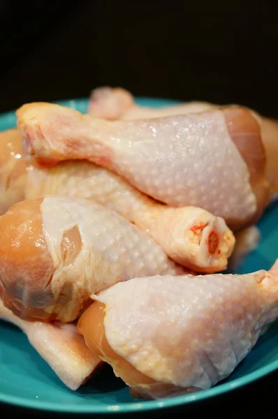 Plusieurs Morceaux Poulet Les Uns Sur Les Autres Dans Bol — Photo