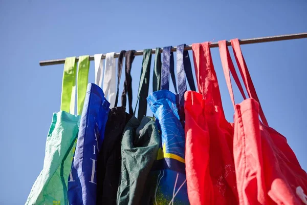 Una Toma Bajo Ángulo Coloridas Bolsas Tela Reutilizables Respetuosas Con —  Fotos de Stock