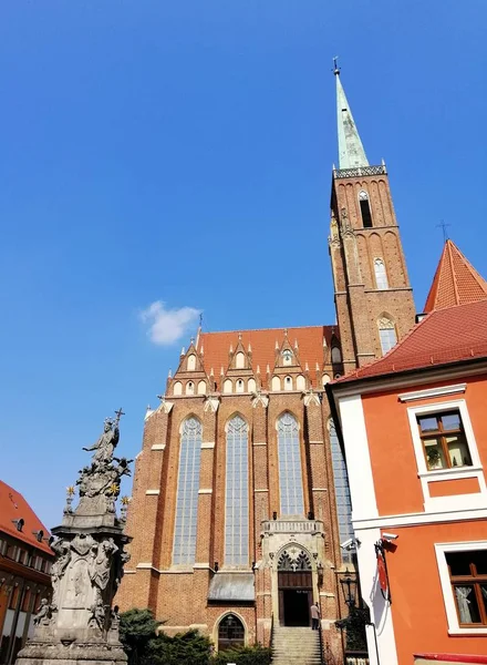 Вертикальний знімок Колегіальної церкви Святого Хреста і Святого Варфоломея у Вроцлаві (Польща). — стокове фото