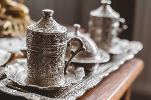 Foto de cierre de un antiguo set de té de plata con un fondo borroso. — Foto de Stock
