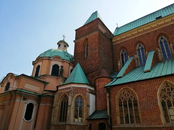 Vue magnifique de la cathédrale Saint-Jean-Baptiste et de la coupole à Varsovie, Pologne — Photo