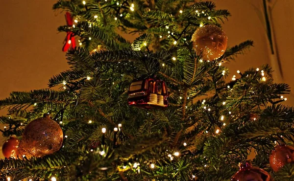Arbre de Noël joliment décoré avec des lumières à ficelle et des ornements uniques - Concept de Noël — Photo
