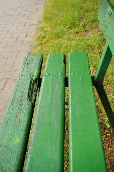 Закрыть Деревянную Парковую Скамейку Выкрашенную Зеленый Цвет Высокий Вертикальный Угол — стоковое фото