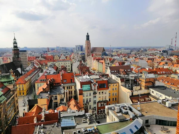 Linda foto aérea da cidade de Wroclaw, Polônia sob o céu nublado — Fotografia de Stock