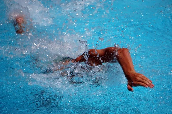 Yüzme havuzunda çalışan profesyonel bir yüzücünün yakın çekimi. — Stok fotoğraf