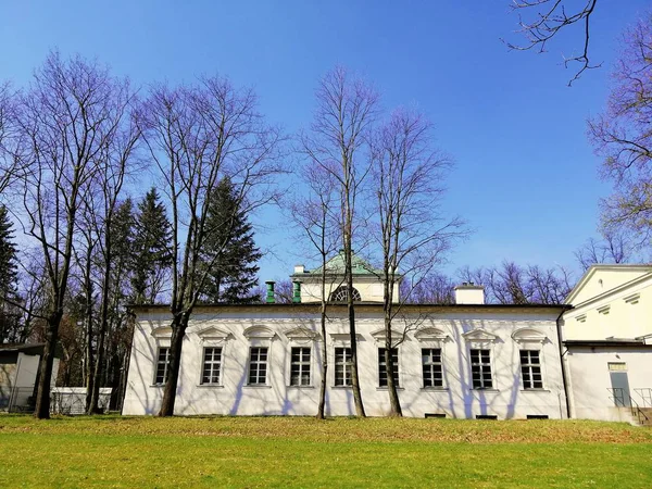 Zdjęcie budynku i ogrodu przy nim w Jeleniej Górze, Polska. — Zdjęcie stockowe