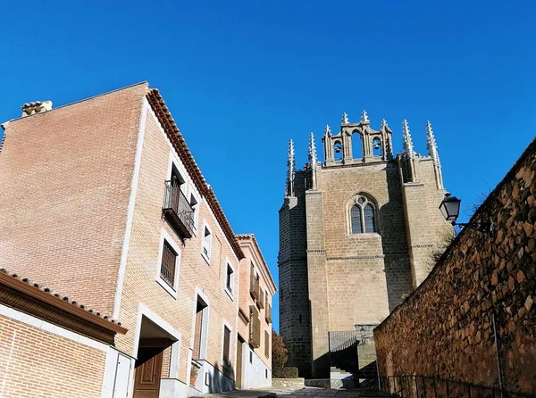 Una Vista Inferior Una Torre Catedral Con Campanas Toledo España —  Fotos de Stock