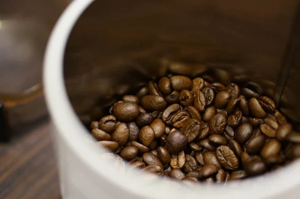 Kávébab egy tartályban napközben — Stock Fotó