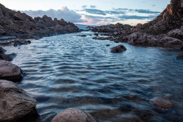 Vatten med stenar i, sorterat med stenar — Stockfoto