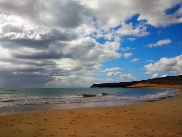 Берег песчаного пляжа в испанском Фуэртевентуре смывается волнами — стоковое фото