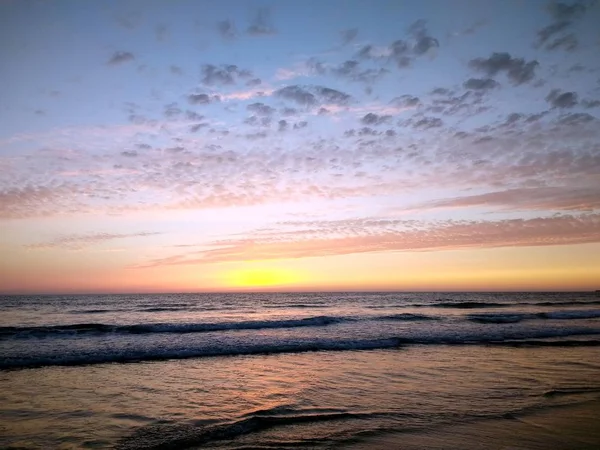 Bonito tiro do mar e céu nublado durante o pôr do sol em Cádiz, Espanha. — Fotografia de Stock