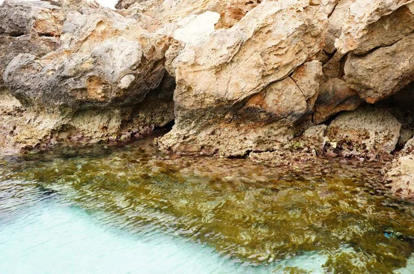 美丽的海浪拍打在海岸岩石上的景象 — 图库照片