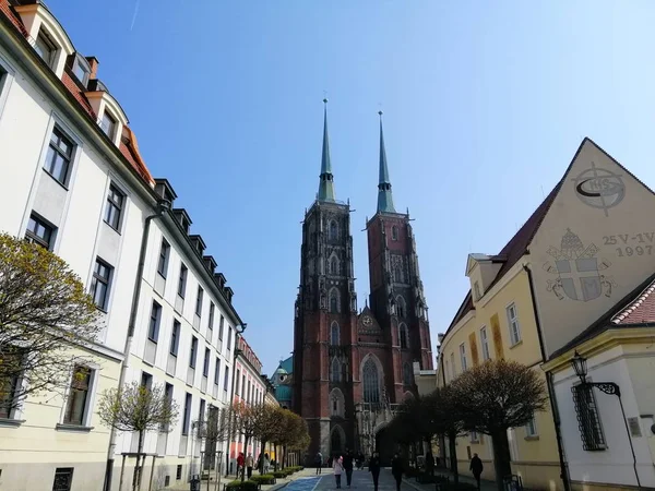 Foto van de straat die leidt naar de kathedraal van St. Johannes de Doper in Wrocław, Polen — Stockfoto