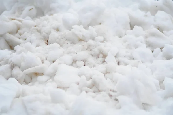 Foto de cierre de una gran parte de la nieve blanca durante el invierno. —  Fotos de Stock