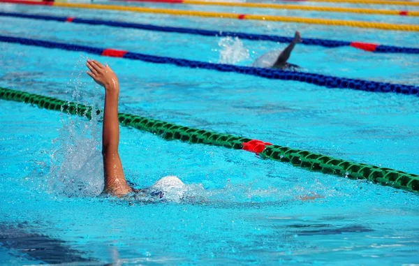 Encerramento tiro de um nadador praticando na piscina — Fotografia de Stock
