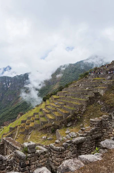 Vertikale Aufnahme eines faszinierenden Machu Pichu Gebirges an einem nebligen Tag — Stockfoto