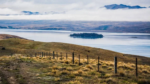 Campo Vacío Una Valla Alambre Bárbaro Con Hermoso Lago Montaña — Foto de Stock